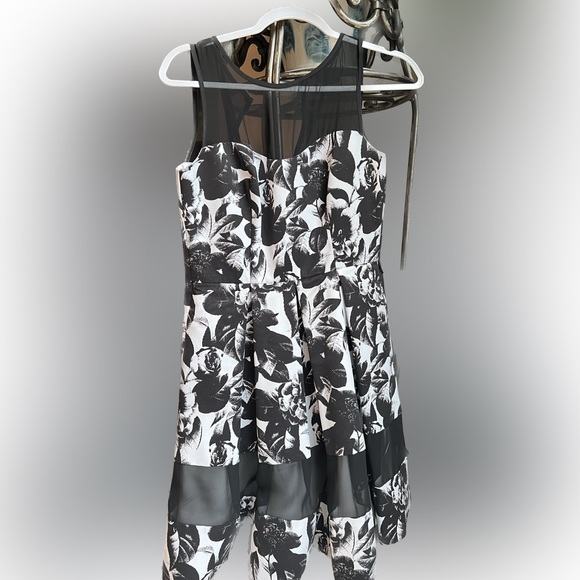 White House Black Market Floral Fit Flare Cocktail Party Dress SZ  2 - Picture 1 of 12